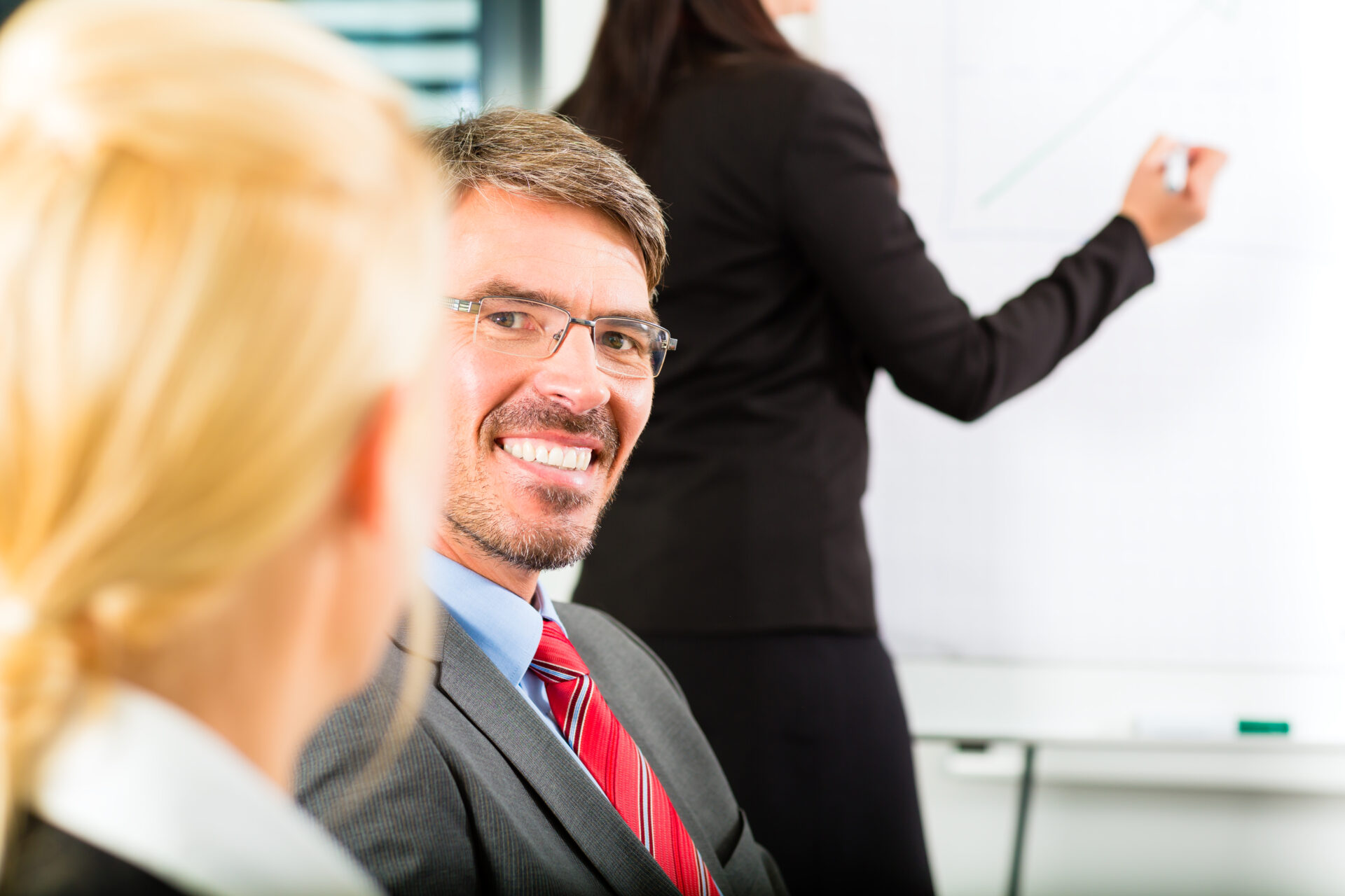 Professionnels échangeant lors d’une réunion de conseil