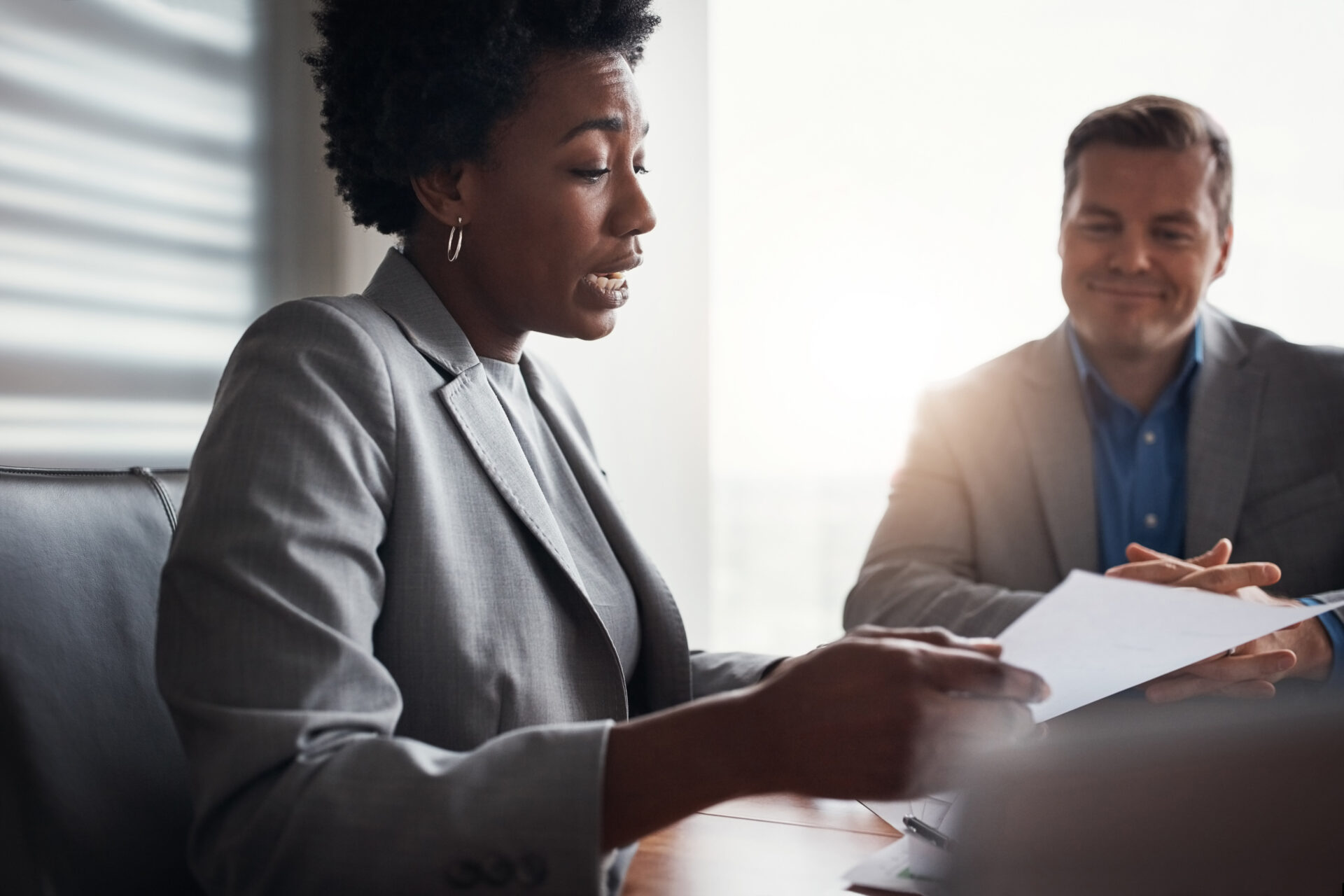 Échange entre une entreprise et un prestataire autour de documents