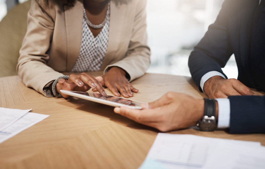 Professionnels examinant un contrat et les modalités d’une collaboration