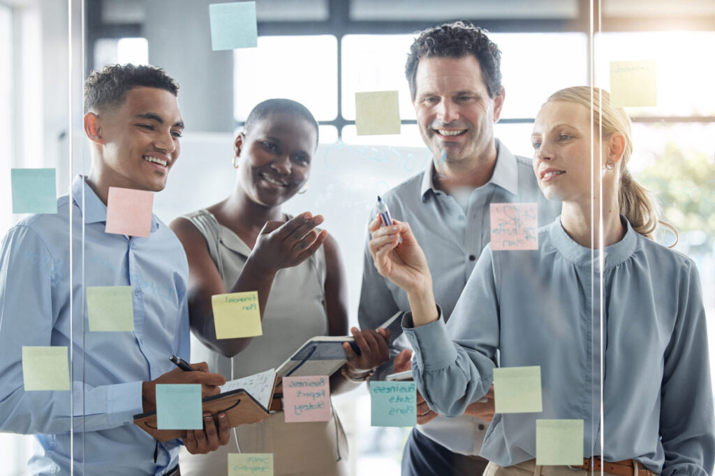 Collaborateurs organisant leurs idées sur un tableau de notes