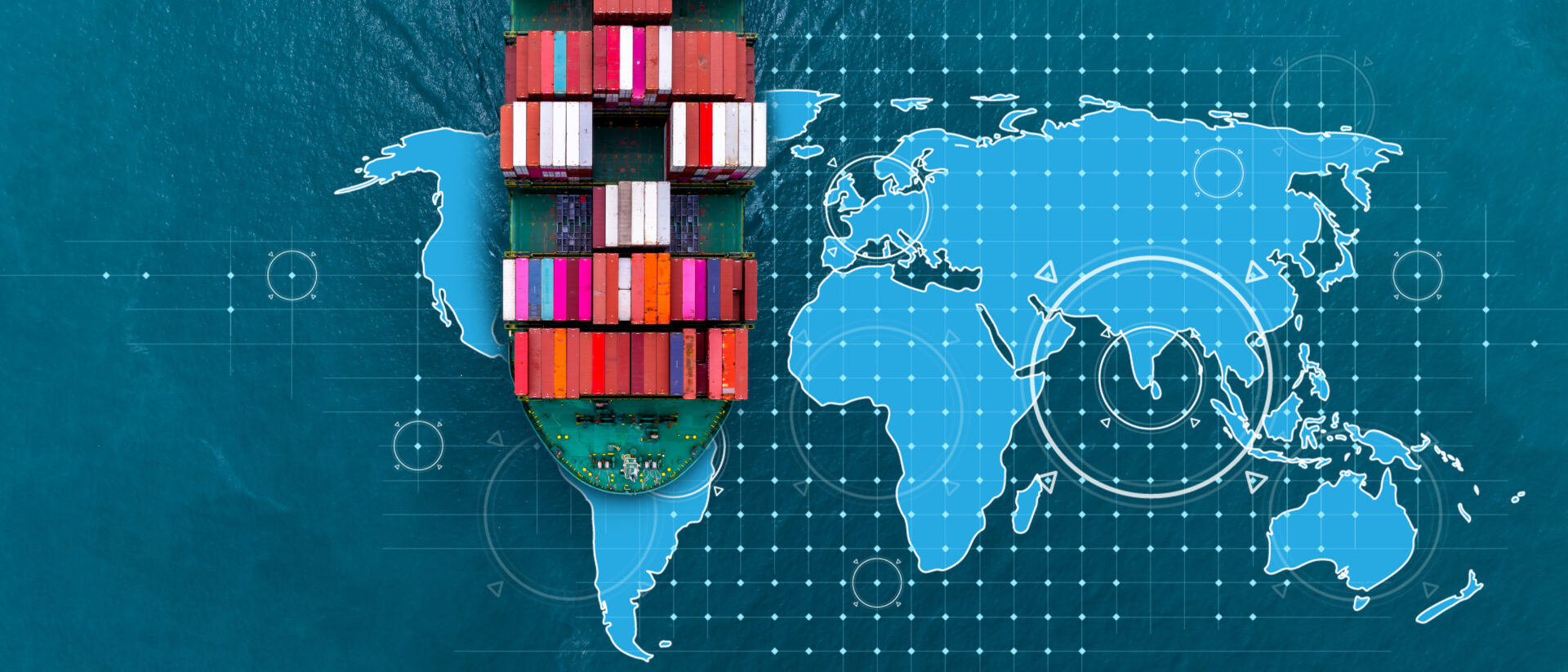 Navire porte-conteneurs et carte du monde illustrant les échanges internationaux