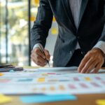 Dirigeant étudiant un plan stratégique et ses priorités