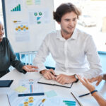 Professionnels analysant des documents et une stratégie en réunion