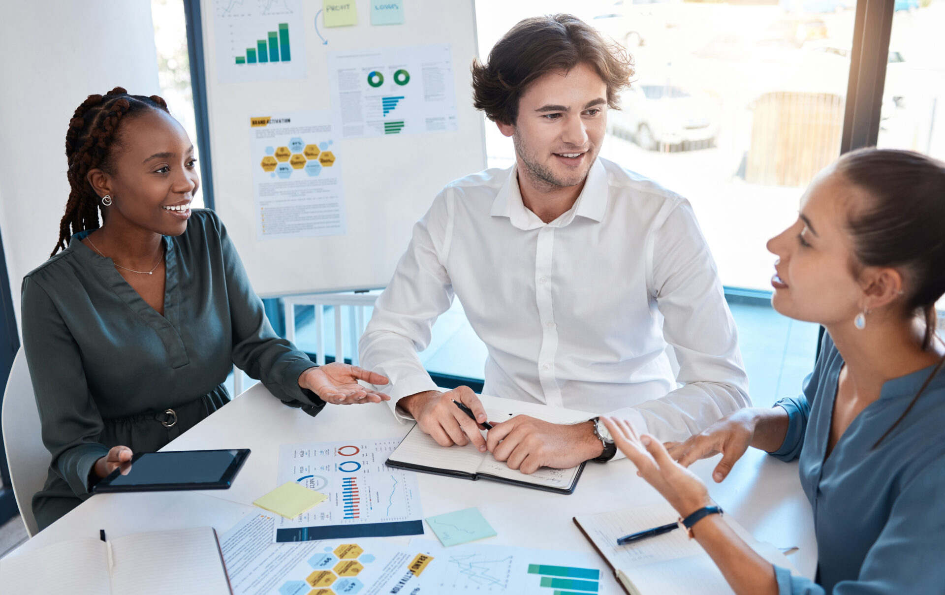 Professionnels analysant des documents et une stratégie en réunion