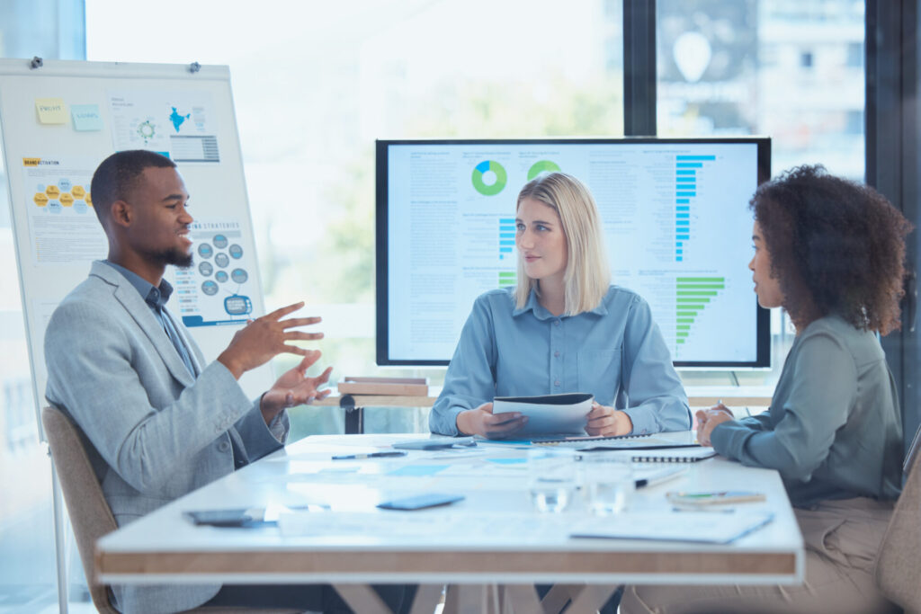 Équipe discutant des objectifs et du développement commercial