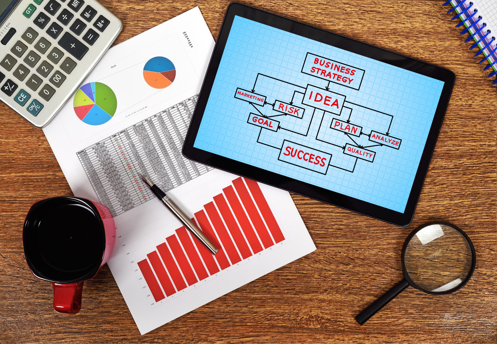 Tablette, graphiques et notes pour organiser une stratégie commerciale