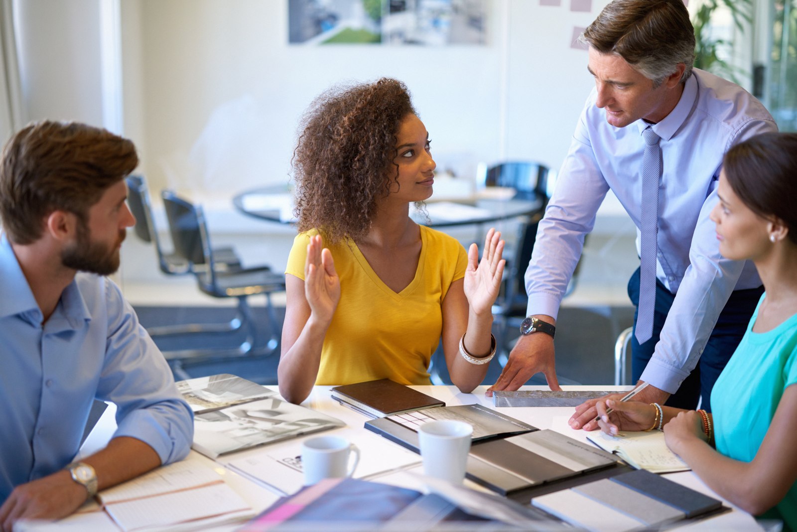 Collaborateurs échangeant leurs idées autour d’une table