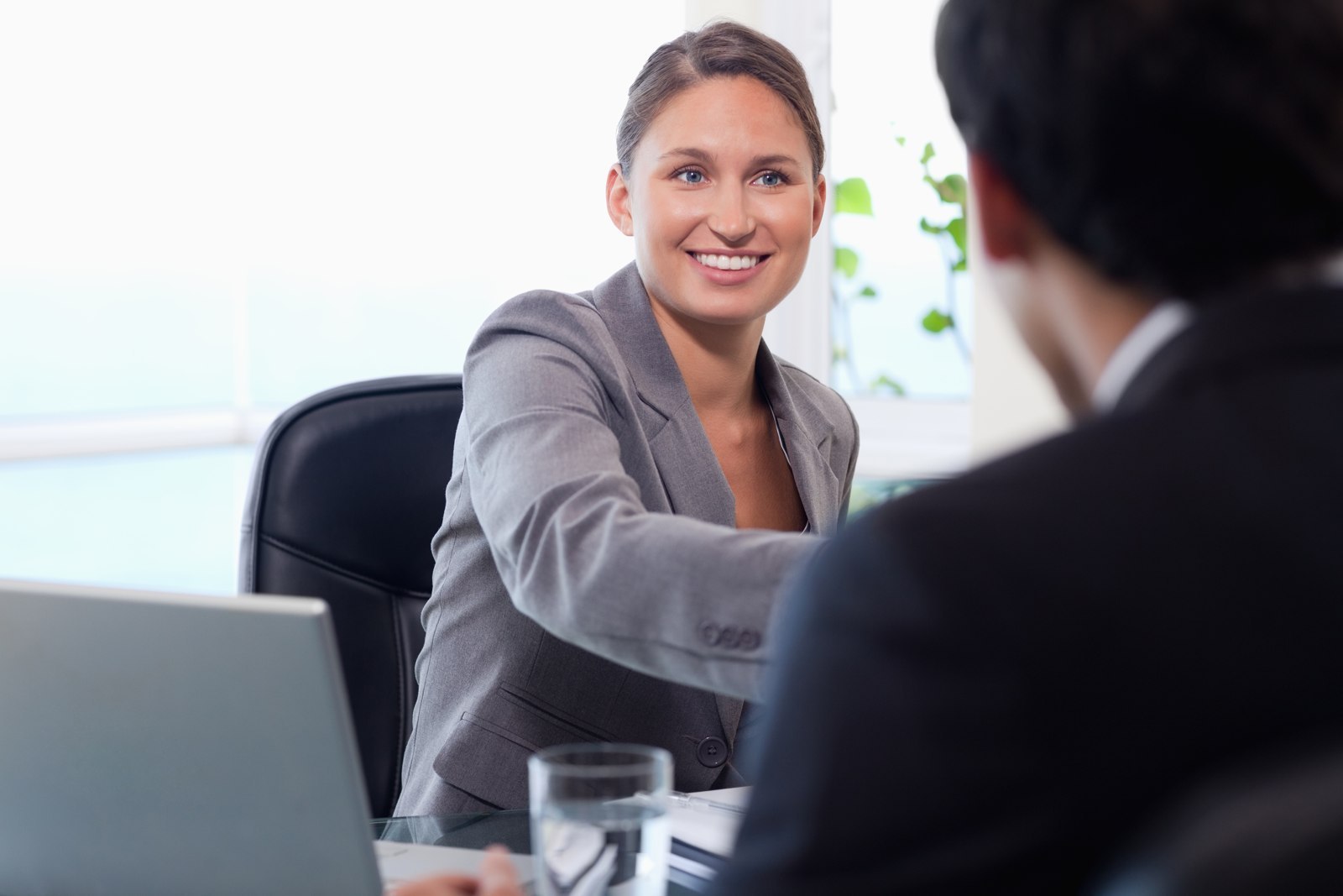 Professionnelle accueillant un interlocuteur par une poignée de main
