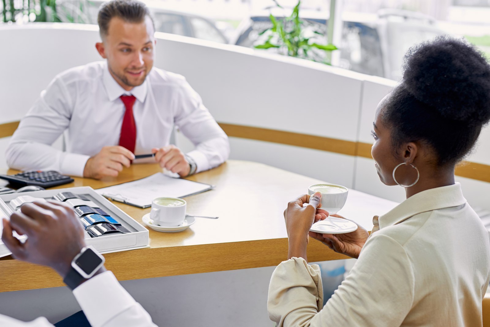 Conseiller échangeant avec une cliente à son bureau