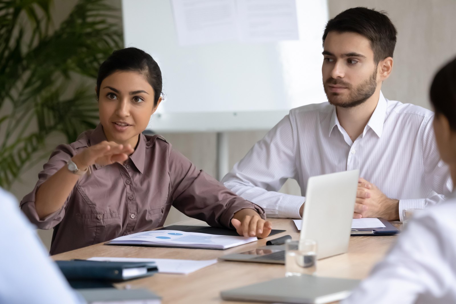Collaborateurs discutant de documents en réunion