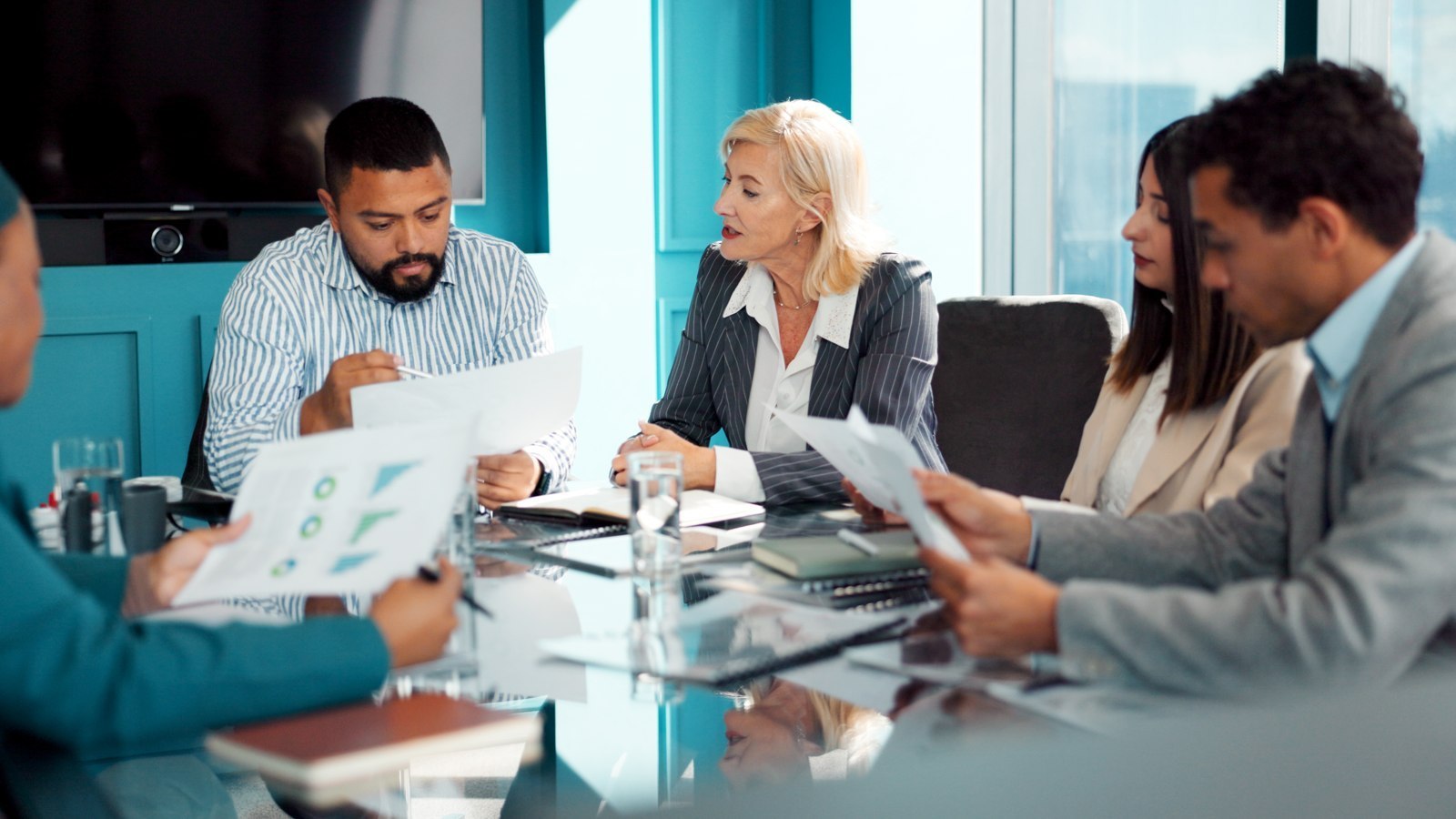 Équipe examinant des documents financiers