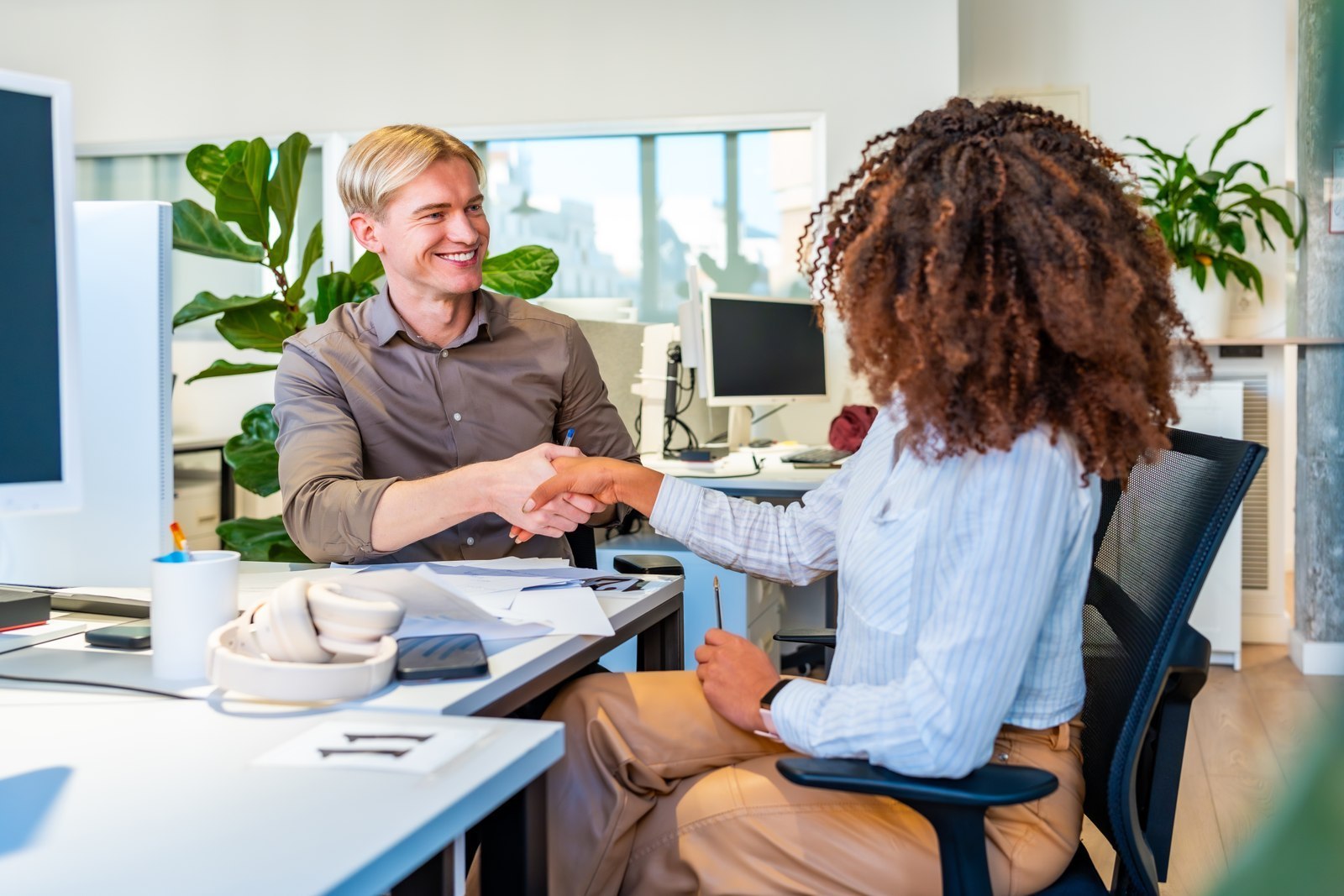 Poignée de main entre deux professionnels au bureau