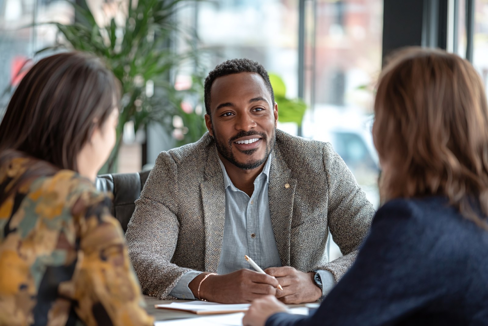Consultant échangeant avec deux interlocutrices