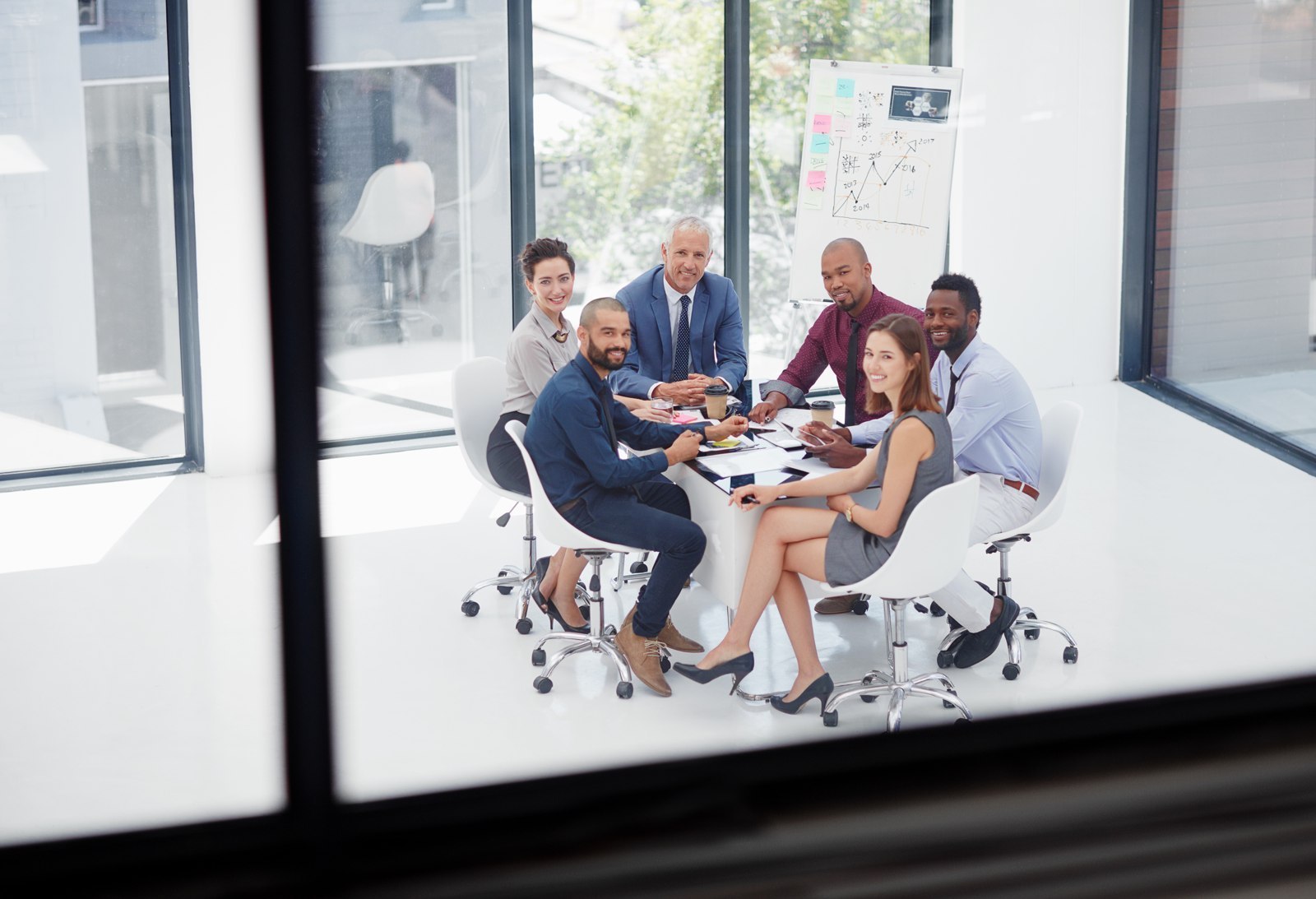 Équipe de direction réunie dans une salle vitrée