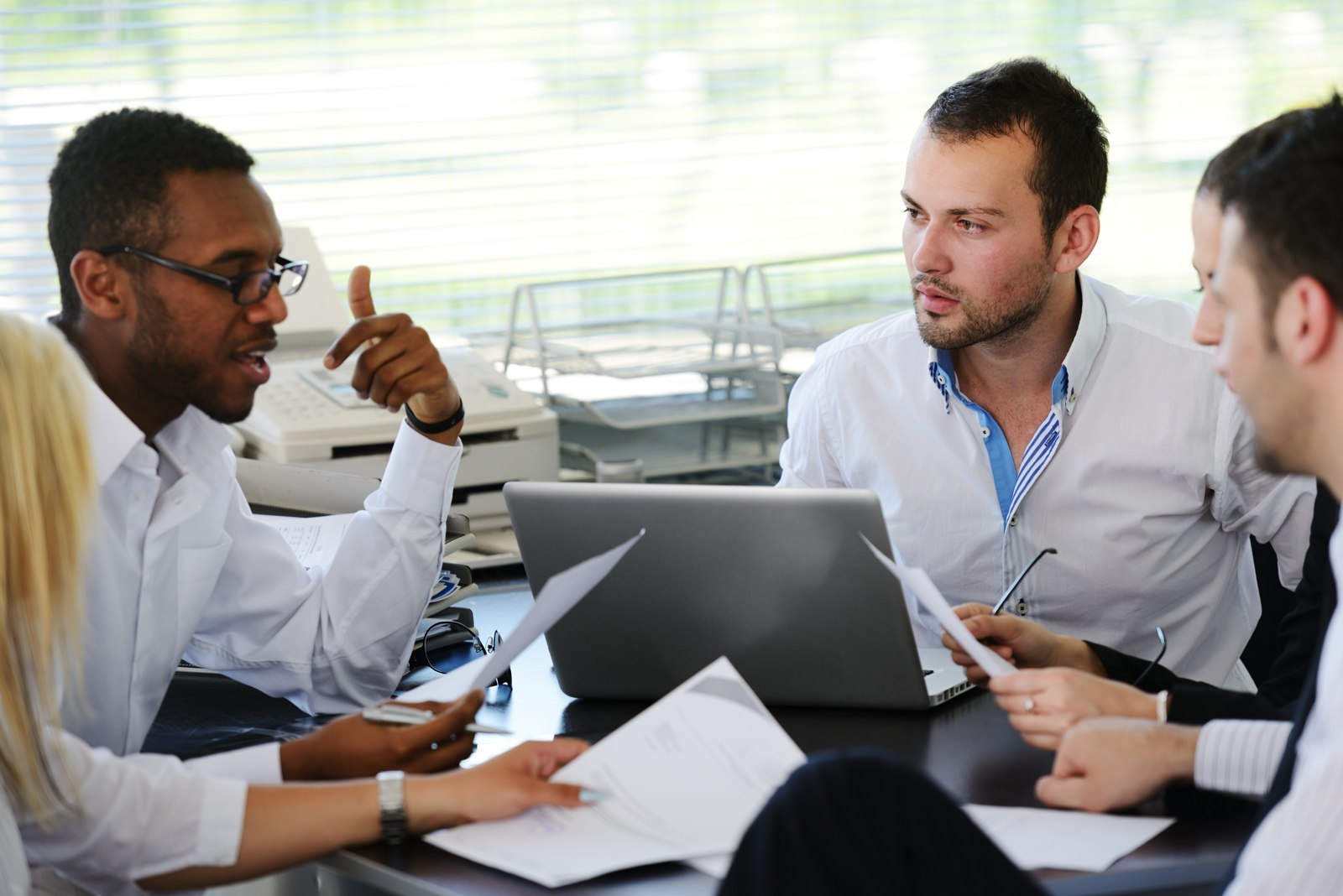 Professionnels confrontant leurs analyses au cours d’un entretien