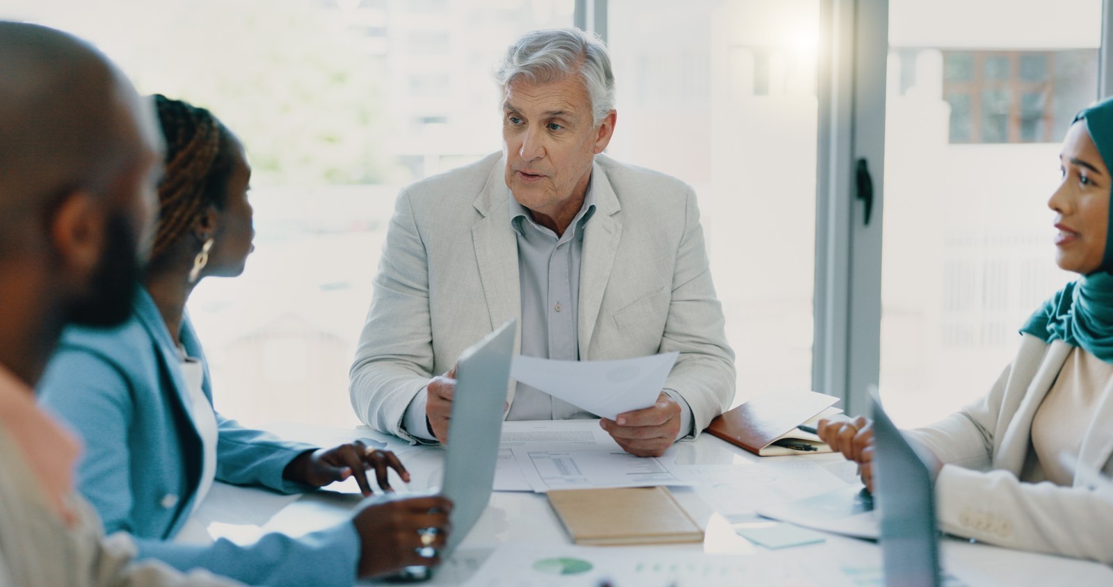 Équipe discutant de documents pour analyser une situation
